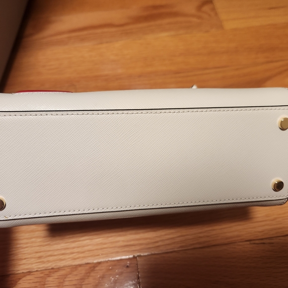 kate spade white top-handle bag with red heart accents - Picture 3 of 8